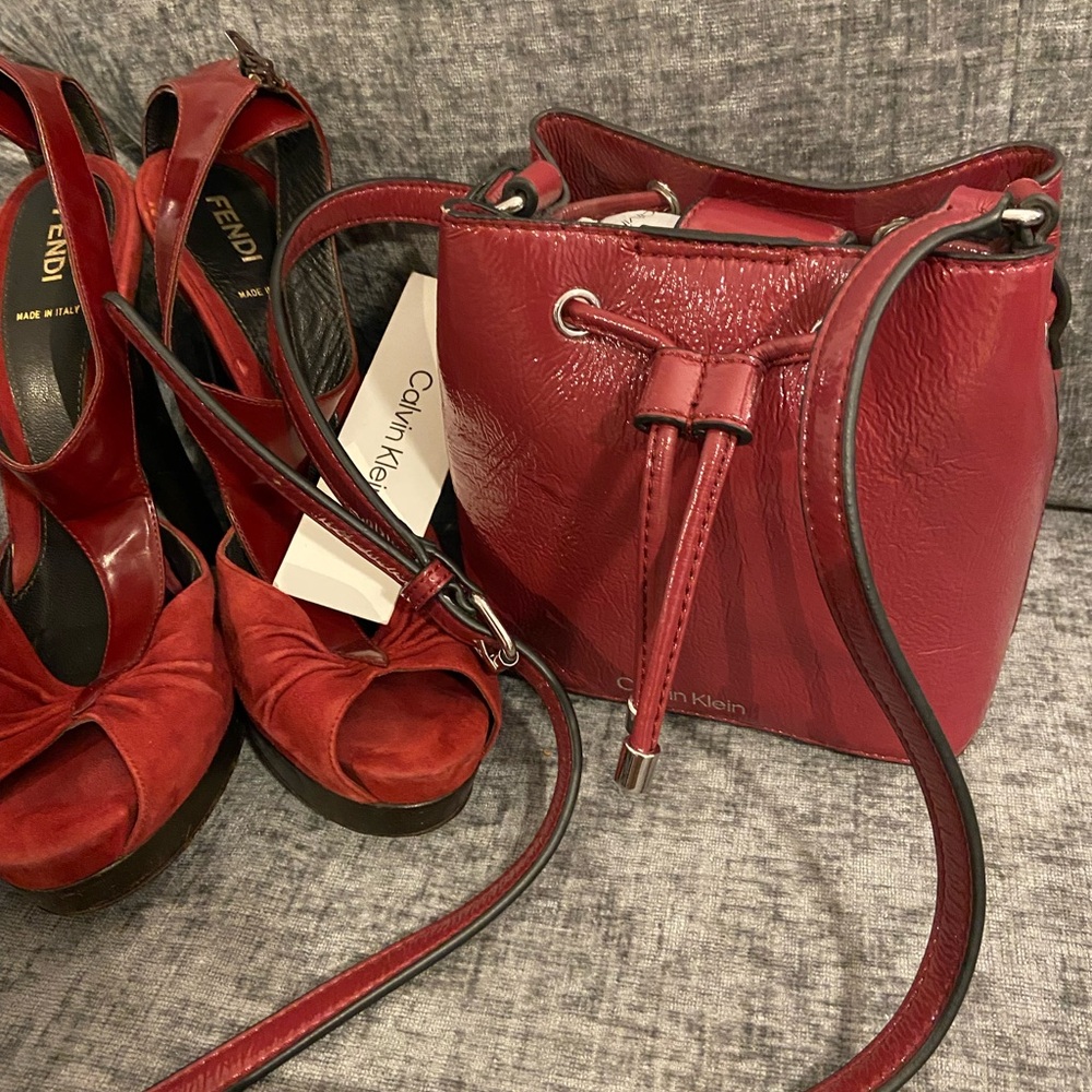💕Calvin Klein Mini Draw String Bag ~ NWT Vegan leather. Color amazing. - Picture 14 of 14